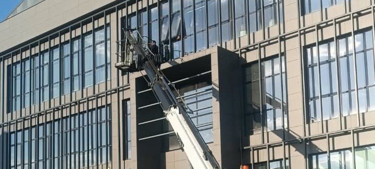 Cam cephede çalışan sepetli vinç