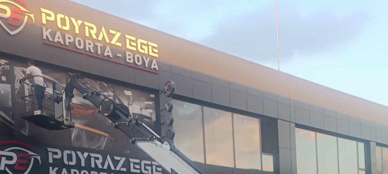 Işıklı tabela montajı yapan sepetli vinç